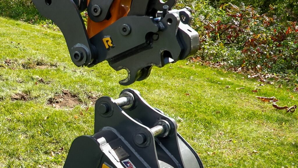 Spring-Loaded Manual Excavator Coupler | Rockland Manufacturing